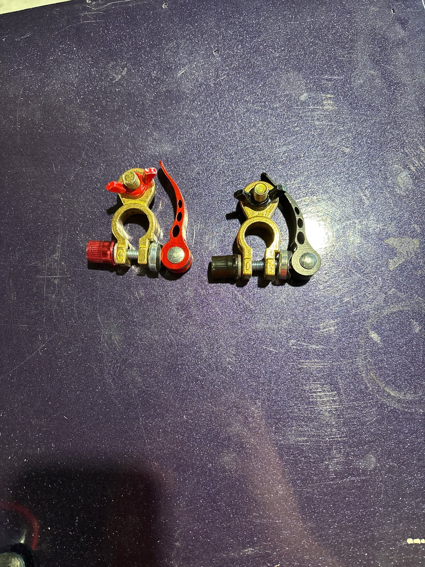 Pressure contact battery terminal